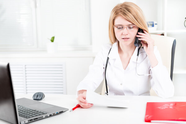 Портрет врача на рабочем месте
