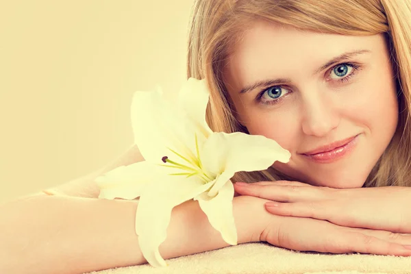 Portrait of a beautiful young woman — Stock Photo, Image