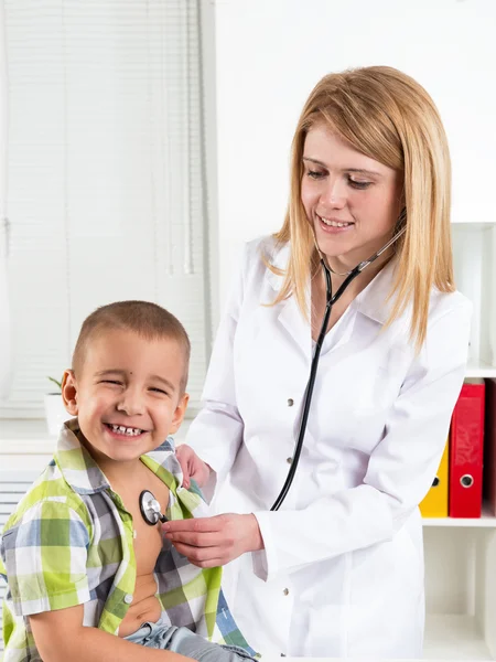 Retrato de un niño feliz en el consultorio del médico — Foto de Stock