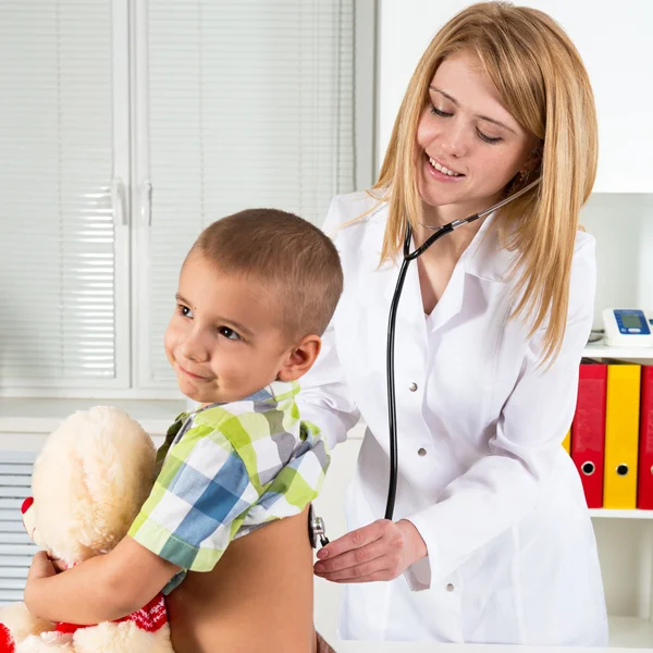 Portrait d'un enfant heureux dans le bureau du médecin — Photo