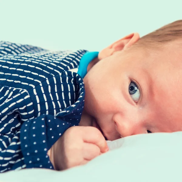 Портрет новорожденного ребенка вблизи — стоковое фото