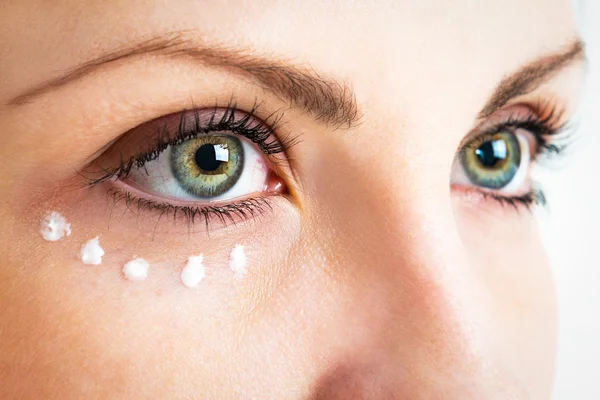 El cuidado de la piel alrededor de los ojos Imagen De Stock