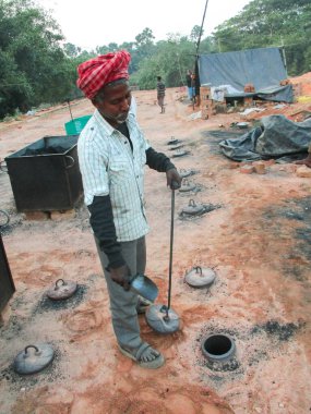 İşçi, tuğla üretiminde çalışan Hintli bir işçidir. .