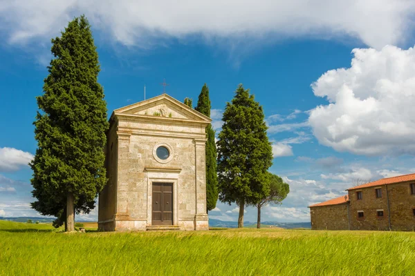 Liten kyrka på krönet av en kulle i Val d Orcia — Stockfoto