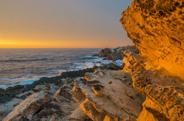 Západ slunce mezi skalami v Baleal, Portugalsko Royalty Free Stock Fotografie