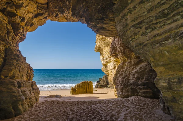 Jaskinia w Praia do Beliche — Zdjęcie stockowe