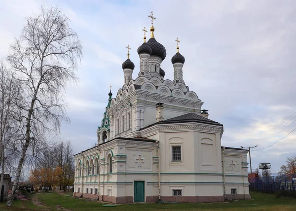 Ivangorod, Leningrad Bölgesi - 24 Ekim 2020: Baron Stieglitz Trinity Kilisesi