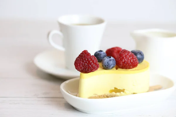Gâteau Léger Avec Framboises Bleuets Une Tasse Café Agréable Petit — Photo