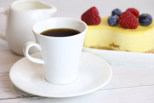 Легкий Торт Малиной Черникой Чашкой Кофе Приятный Легкий Завтрак — стоковое фото