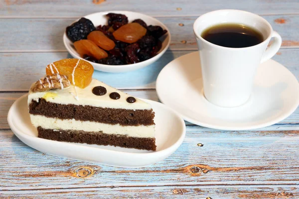 Uma Fatia Bolo Delicioso Frutas Secas Uma Xícara Café Mesa — Fotografia de Stock