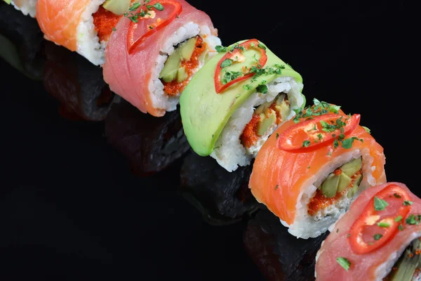 Japon yemek suşisi ve rulo, sağlıklı yaşam tarzı konsepti.