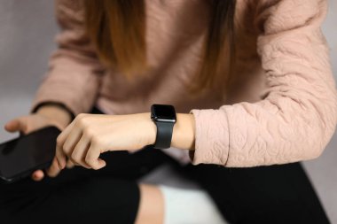 Akıllı telefon ve akıllı saat kullanan eller...