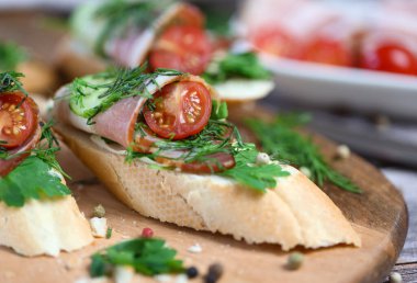 Pastırmalı bruschetta, vişneli domates, salatalık ve otlar, Akdeniz yemekleri. 
