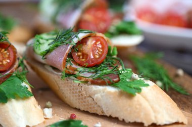 Pastırmalı bruschetta, vişneli domates, salatalık ve otlar, Akdeniz yemekleri. 