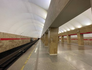 St. Petersburg, Rusya - 1 Nisan 2021: Vyborgskaya metro istasyonu
