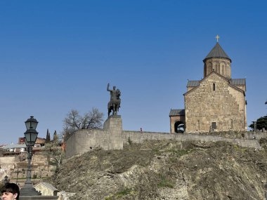 Tiflis, Gürcistan - 8 Nisan 2021: Metekhi Tapınağı ve Vakhtang Gorgasali Anıtı, Tiflis sembolü 