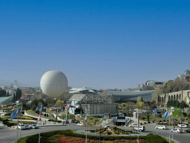 Tiflis, Gürcistan - 8 Nisan 2021: Başkent Gürcistan 'ın panoramik manzarası 