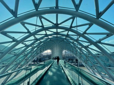 Tiflis, Gürcistan - 8 Nisan 2021: Gürcistan 'ın başkentinde Barış Köprüsü