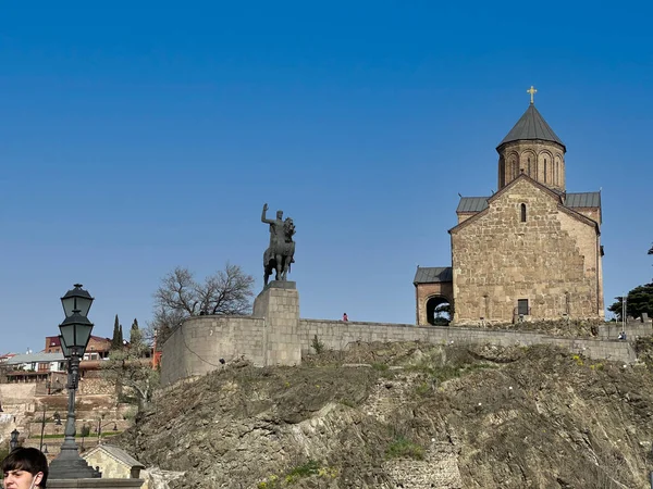 Tbilisi Gruzja Kwietnia 2021 Świątynia Metekhi Pomnik Vakhtanga Gorgasaliego Symbol — Zdjęcie stockowe