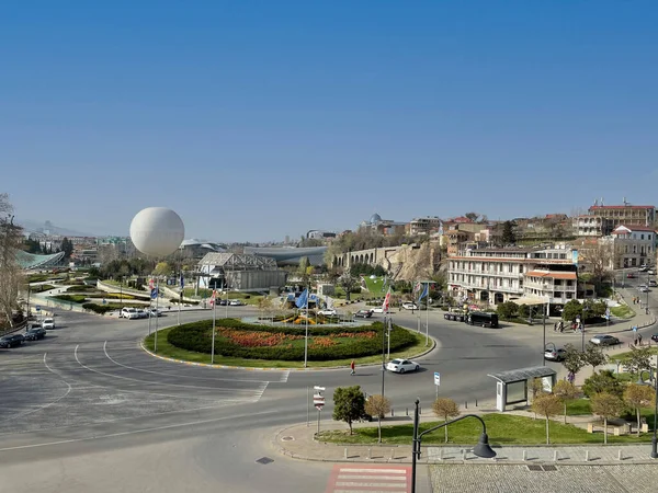 Tiflis, Gürcistan - 8 Nisan 2021: Başkent Gürcistan 'ın panoramik manzarası 