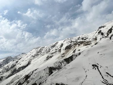 Gürcistan 'ın Kafkasya dağlarında ilkbahar başlarında 