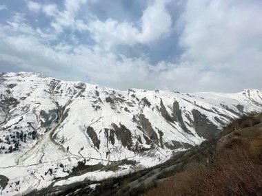 Gürcistan 'ın Kafkasya dağlarında ilkbahar başlarında 