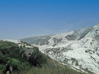 Gürcistan 'ın Kafkasya dağlarında ilkbahar başlarında 