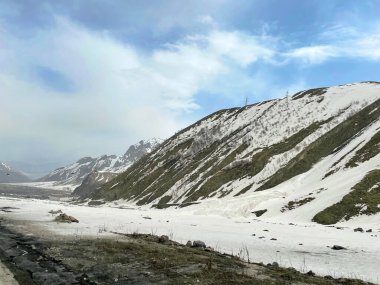 Gürcistan 'ın Kafkasya dağlarında ilkbahar başlarında 