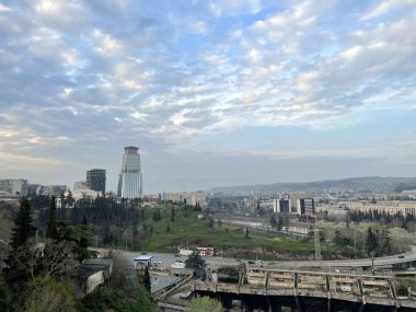 Tiflis, Gürcistan - 11 Nisan 2021: modern bir şehrin panoraması 