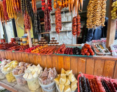 Mtskheta, Gürcistan - 11 Nisan 2021: Kilise ve Gürcistan baharatları piyasada  