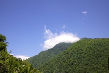 Dağların üzerinde bulutlar