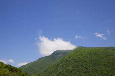 Dağların üzerinde bulutlar