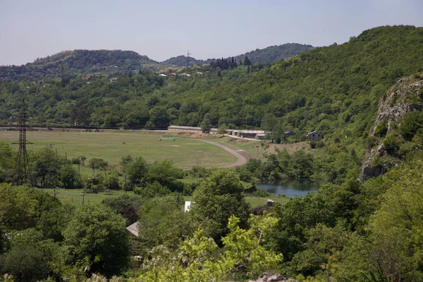Gökyüzünün panoramik manzarası, dağlar ve küçük kasaba, manzara