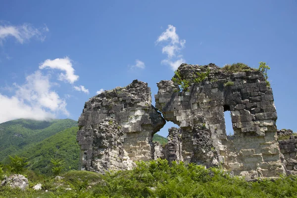 Dağ manzarası, Abhazya 'daki Bzyb kalesi