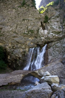 Dağlardaki manzara şelalesi, Ritsa Gölü yakınlarındaki Abhazya 'daki Gegsky şelalesi.