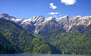 Baharda manzara dağları ve orman mavi gökyüzü arka planında