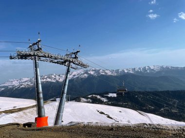 Dağ manzarası, Rusya 'da Soçi yakınlarındaki Krasnaya Polyana dağlarında kayak kaldırışları.