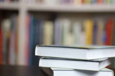 Bulanık kitaplık arkaplanı, okuma ve öğrenmeyle ilgili kitaplar