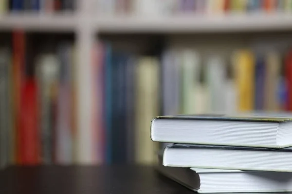 Bulanık kitaplık arkaplanı, okuma ve öğrenmeyle ilgili kitaplar