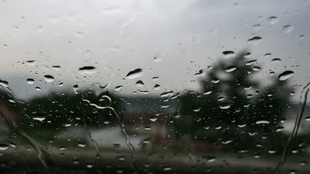 Θυελλώδεις σταγόνες βροχής στο παράθυρο του αυτοκινήτου 4k — Αρχείο Βίντεο