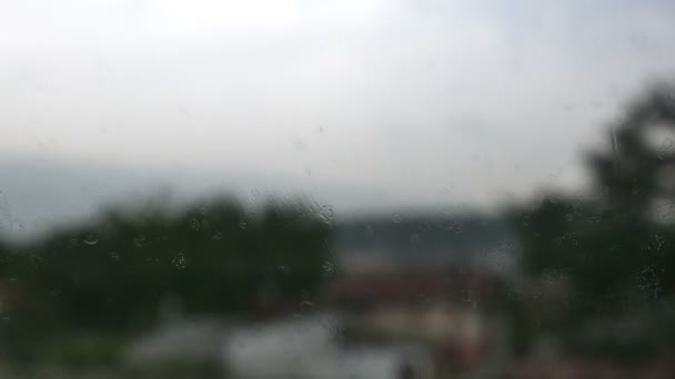 Wietrzny krople deszczu na oknie samochodu 4k — Wideo stockowe