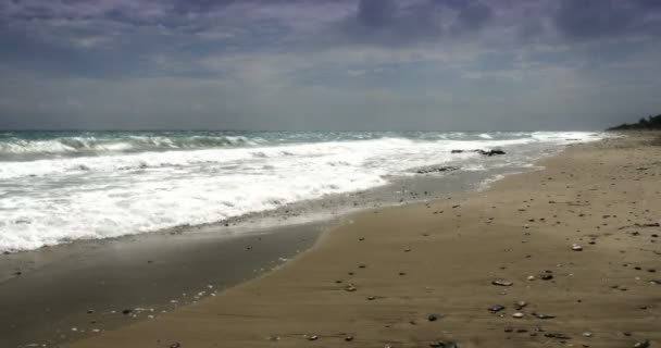 Hermosas olas en la playa 4k — Vídeo de stock