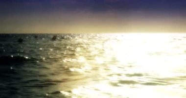 Sunset bulvarında bir sakin ve huzurlu deniz 4k