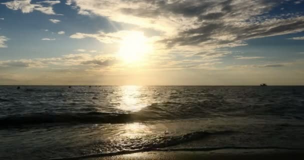 Puesta de sol en un mar tranquilo y pacífico 4k — Vídeos de Stock