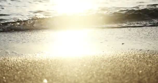 Puesta de sol en un mar tranquilo y pacífico 4k — Vídeos de Stock