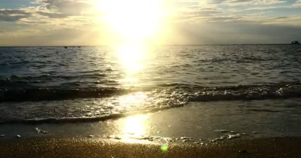 Puesta de sol en un mar tranquilo y pacífico 4k — Vídeos de Stock