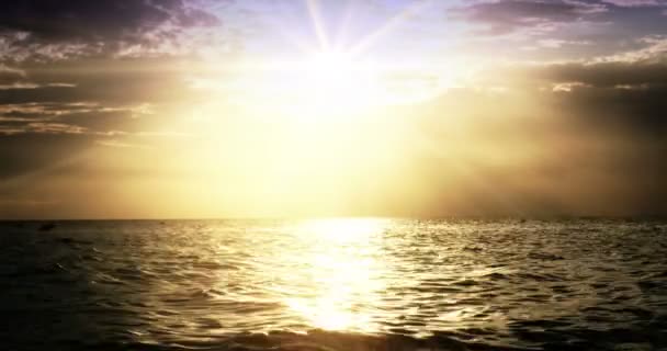 Coucher de soleil sur une mer calme et paisible 4k 