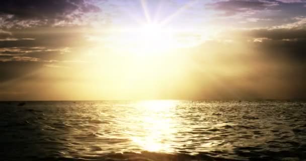 Coucher de soleil sur une mer calme et paisible 4k — Video