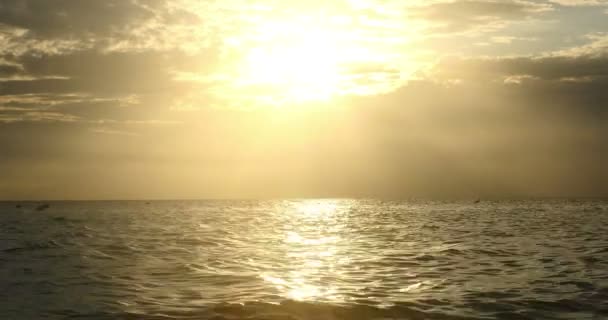Coucher de soleil sur une mer calme et paisible 4k 