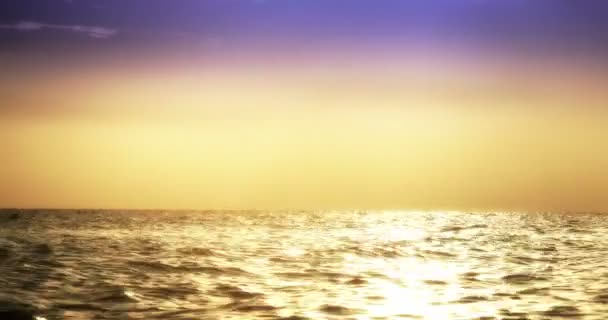 Coucher de soleil sur une mer calme et paisible 4k 